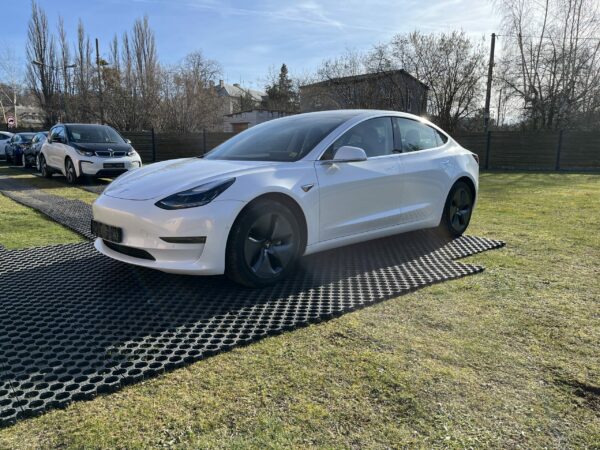 Skladovka v ČR - Bílá Tesla model 3 Long Range, 4x4, 2019 - tažné zařízení